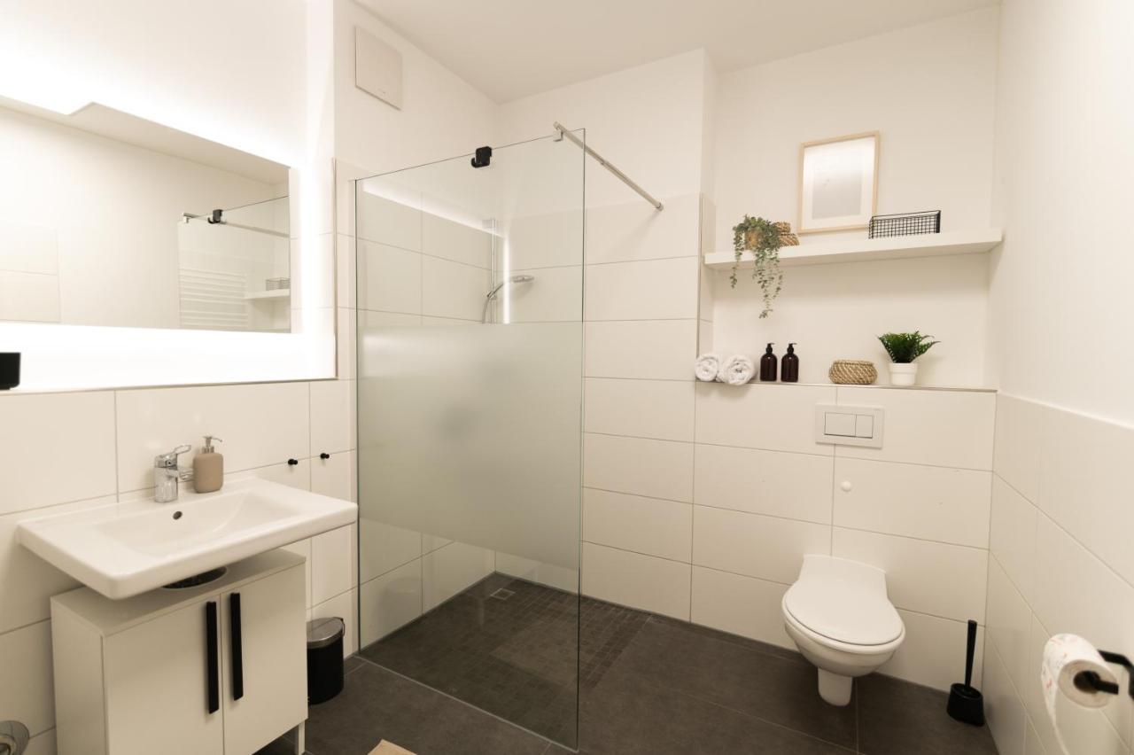 Dwellstay - Modernes Apartment I 55Qm I 2 Zimmer I Kueche I Bad I Terrasse I Tv I Wlan Bad Hersfeld Bagian luar foto